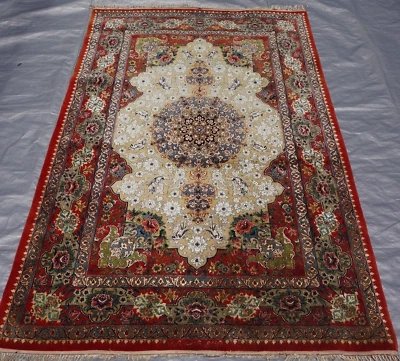 Antigua alfombra de seda y lana Isfahann anudada a mano firmada base de seda 3'7" x 5'6" Foto 1 de 4