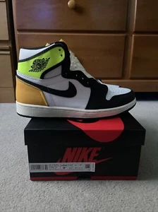 Air Jordan 1 Retro hoch OG Volt Gold Größe 9,5 555088-118 *in der Hand* VERSAND SO SCHNELL WIE MÖGLICH - Bild 1 von 5