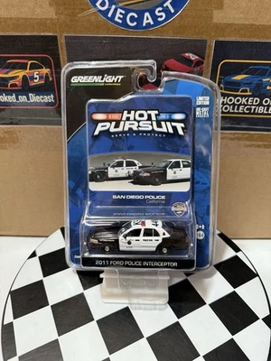 罕见* Hot Pursuit 圣地亚哥警察 2011 福特皇冠维多利亚 1/64 独家 — 第 1/4 张图片