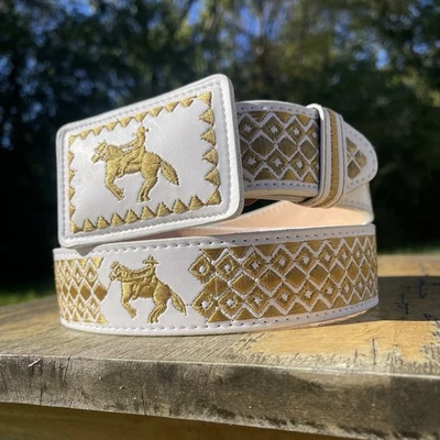 Cinturón vaquero bordado para hombre. Cinturón de cuero blanco. Cinto Vaquero De Hombre Pita. Foto 1 de 4