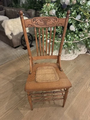 Antigua silla lateral victoriana con respaldo a presión de roble aserrado 1890-1910 Foto 1 de 4