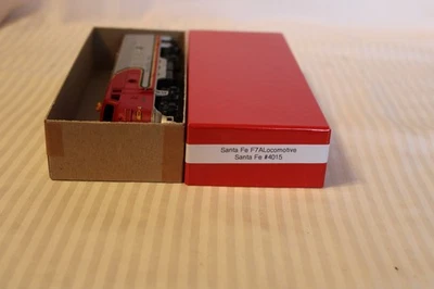 Escala HO, F-7A, Locomotora, Santa Fe, Capó de Guerra Rojo, #4015 Maniquí Foto 1 de 4