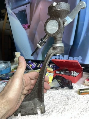 Abrazadera de banco de recarga vintage medidor de polvo Herters Foto 1 de 4