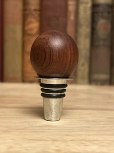 Weinflaschenverschluss mit einem Holzkugeldeckel und einem Metall- und Silikonboden 2" - Bild 1 von 3