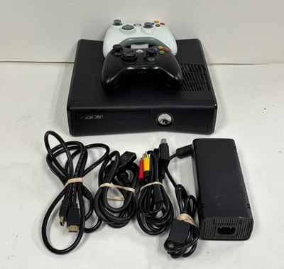 MICROSOFT XBOX 360 S BLACK VIDEO GAME CONSOLE 4 GB W/ ACCESSORIES MODEL 1439 - Image 1 of 4