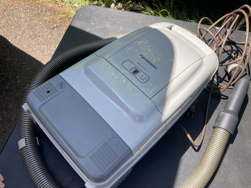 Panasonic MC-2730 Canister Vacuum HEPA FILTRATION - Image 1 of 4