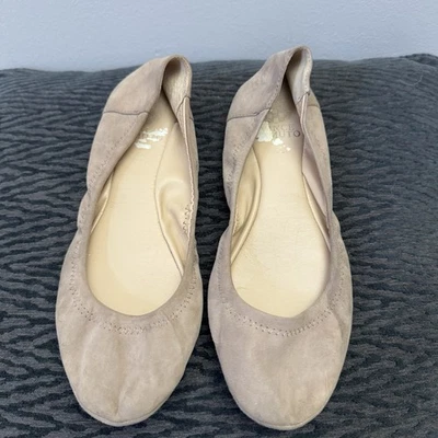 Zapato plano de ballet Vince Camuto Ellen de gamuza tostada para mujer talla 7,5 cómodo espuma viscoelástica Foto 1 de 4