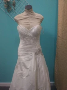 Pronovias (Wedding Dress) - Picture 1 of 6
