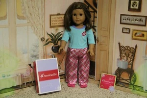 American Girl 2014 "Pigiama Petali e Plaid" - COMPLETO - RITIRATO - NUOVO - Foto 1 di 3