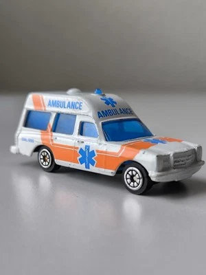 Corgi Mercedes-Benz Diecast & Toy Ambulances - Bild 1 von 4