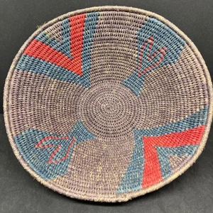 Cesta de sisal tejida a mano de colección en rojo, verde azulado y marrón, diseño cola de pez 9" por 3" - Imagen 1 de 6