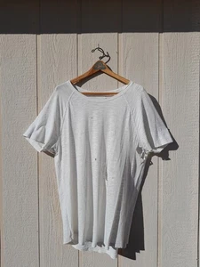 Distressed, getragenes, papierdünnes GAP Herren T-Shirt in weiß, Gr. XL - Bild 1 von 5