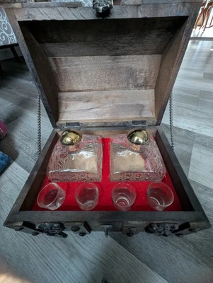 Juego de jarra y vaso de chupito de madera vintage de cofre del tesoro pirata Foto 1 de 4