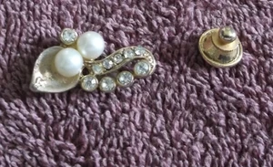 Prendedor de solapa vintage Kandell & Marcus NY en tono dorado con perlas de imitación y pedrería - Imagen 1 de 2