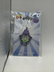 Prendedor Disney Pixar Rosa A La Mode PALMA Garra Alienígena Toy Story 1.25"/500 - Imagen 1 de 2