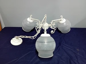 Vintage 3-armige Leuchte, Metall in weiß gute Glas geätzte Schirme - Bild 1 von 12
