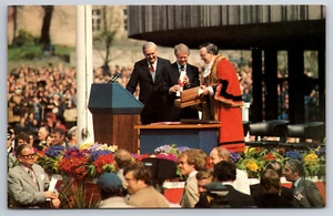 A646 Vintage Postkarte Präsident Jimmy Carter erhält Ehrenpreis in England - Bild 1 von 2