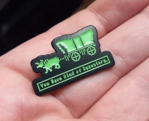 OREGON TRAIL PIN You Have Died of Dysentery Retro Computer PC Spiel Anstecknadelback - Bild 1 von 4