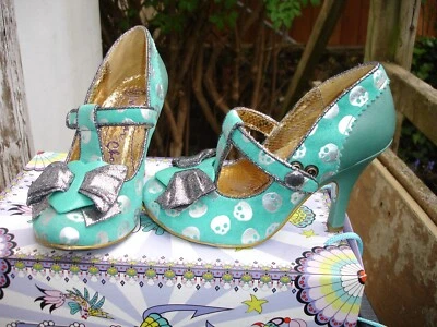 Tacones de aguja Irregular Choice de gamuza verde y plateado para perro frío talla 3 estampado de calavera gótico Foto 1 de 4
