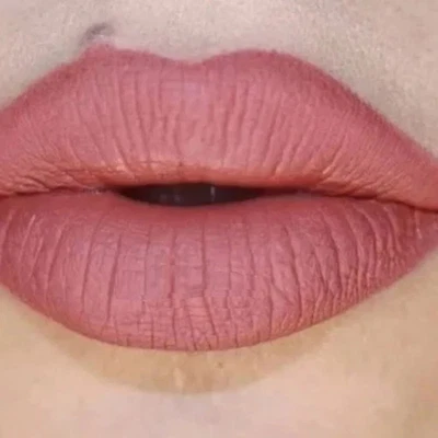 Lápiz labial líquido eterno Kat Von D LOVE DARE 90 tamaño completo (0,22 oz) nuevo Foto 1 de 2