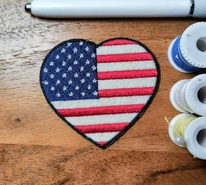 Herzförmige amerikanische Flagge rot, weiß, blau bestickt Aufnäher Bügelbild 2,40x2,60" - Bild 1 von 3