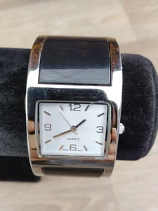 Reloj con esfera blanca caja tono plata puño abierto negro correa bisagra 6,5 pulgadas - Imagen 1 de 8