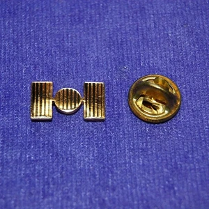 Satélite vintage tono dorado con rayas esmaltadas negras (?) Pin de solapa 5/8" de largo - Imagen 1 de 2
