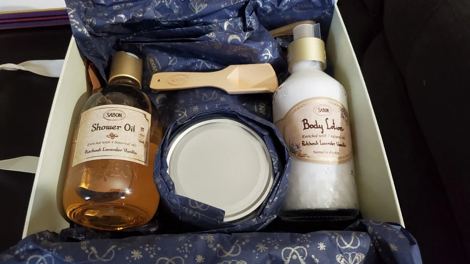 Novo na caixa - Kit Sabon Body Ritual - (3) peças Kit óleo de banho, esfoliante corporal e loção corporal - Imagem 1 de 4
