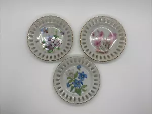 3 piatti da parete vintage reticolati floreali dipinti a mano 4" firmati Cottagecore - Foto 1 di 9