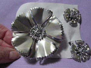 VINTAGE 3" runde Anstecknadel Brosche & Clip Ohrringe Set - meist silberfarben - Bild 1 von 4