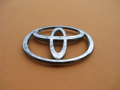 04 05 TOYOTA SIENNA FRONT GRILLE CHROME EMBLEM LOGO BADGE SIGN USED OEM A46617 - Image 1 of 4