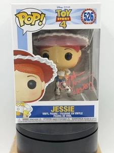 Funko Pop Jessie 526 Toy Story 4 con firma John Morris SWAU CERTIFICADO DE AUTENTICIDAD CASI NUEVO/como nuevo - Imagen 1 de 9