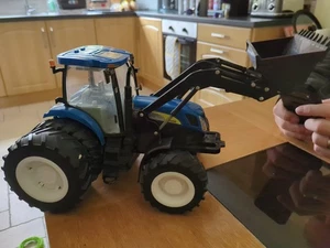 Britains New Holland T7050 Tractor Scale 1:32 Farm Agriculture - Picture 1 of 4