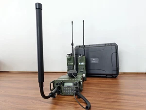 Radio excedente militar FCS PRC 117G réplica radio vehículo con micrófono de mano en caja - Imagen 1 de 23