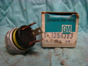 Interruptor de aceite Pontiac Firebird LeMans Ventura 231 1977 nuevo de lote - Imagen 1 de 5