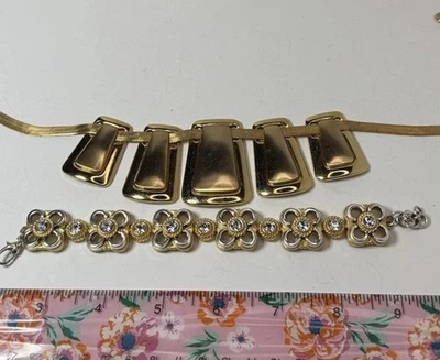 Colar declaração ouro Brighton + pulseira floral de dois tons (pulso grande) - Imagem 1 de 4