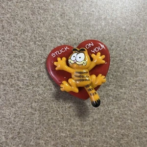 Garfield Cat Brooch Pin 1981 80s Vtg Enesco Stuck on You Heart Valentine Lapel - Picture 1 of 9