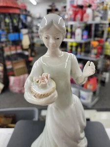 Vintage Lady Figurine. 10" Tall. Glazed Finish. Nice Condition! Unbranded - Picture 1 of 8