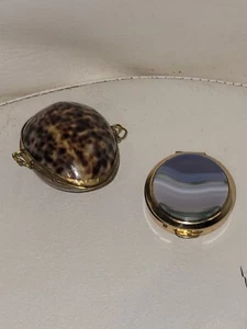 Kauri gefleckter Leopard Muschel & goldener Naturstein aufklappbare Pillendose Set 2 - Bild 1 von 3