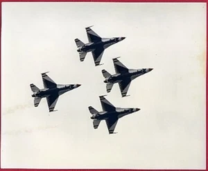1980-90s USAF Thunderbird F-16s at Air Show 8x10 Photo - Picture 1 of 2