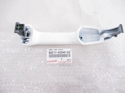Manija de puerta exterior delantera del conductor original Toyota 69211-42040-A0 2013-2018 RAV 4 Foto 1 de 4