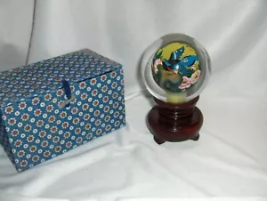 Vintage asiatische Rückseite blaue Vögel Glas Briefbeschwerer Kristallkugel Ständer Box signiert - Bild 1 von 5
