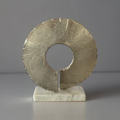 Moderno soporte de mármol de diseño de disco circular de metal plateado 12,25” Hx11,25” W escultura Foto 1 de 3