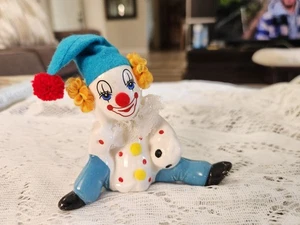 Clown porcellana miniatura vintage seduto con pallone da calcio e cappello in feltro - Foto 1 di 1