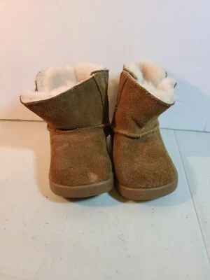 BOTA UGG BEBÉ BEBÉ KEELAN CASTAÑO ORIGINAL Casi Sin signos de desgaste #10960891 Foto 1 de 4