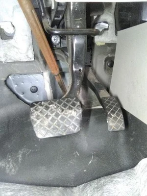 2018 Volkswagon Gas and Brake Pedals - Image 1 of 4