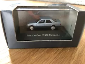 Herpa B66005612 Mercedes-Benz W124 E320 berlina azzurra 1:87 modello NUOVO IMBALLO ORIGINALE - Foto 1 di 3