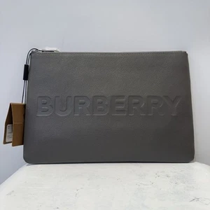 NUEVO CON ETIQUETAS $550 Burberry Estuche de Cuero Gris Carbón Bolso sin asas Cuero Guijarro - Imagen 1 de 6