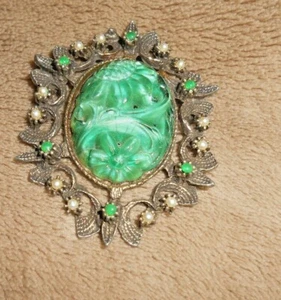 Green acrylic stone pendant, green stones and pearls around main stone back hook - Picture 1 of 1