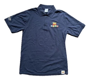 Walt Disney Imagineering WDI Pixar Toy Story Land marineblaues Herrenhemd Large gebraucht, in einwandfreiem Zustand - Bild 1 von 8